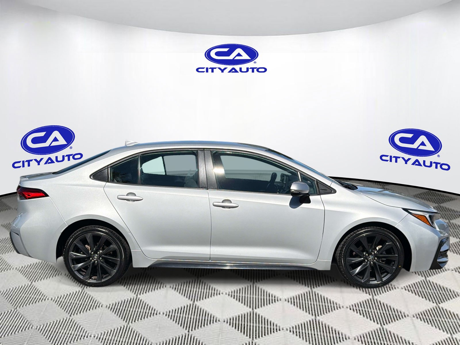 Used 2024 Toyota Corolla SE FWD image 2