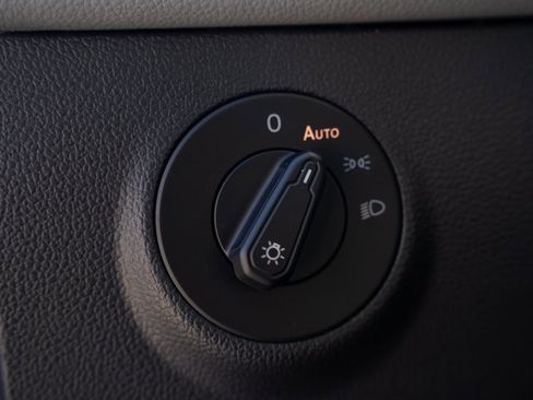 Used 2024 Volkswagen Taos SE image 29