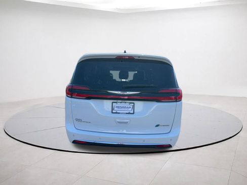 Certified 2023 Chrysler Pacifica Limited FWD image 5