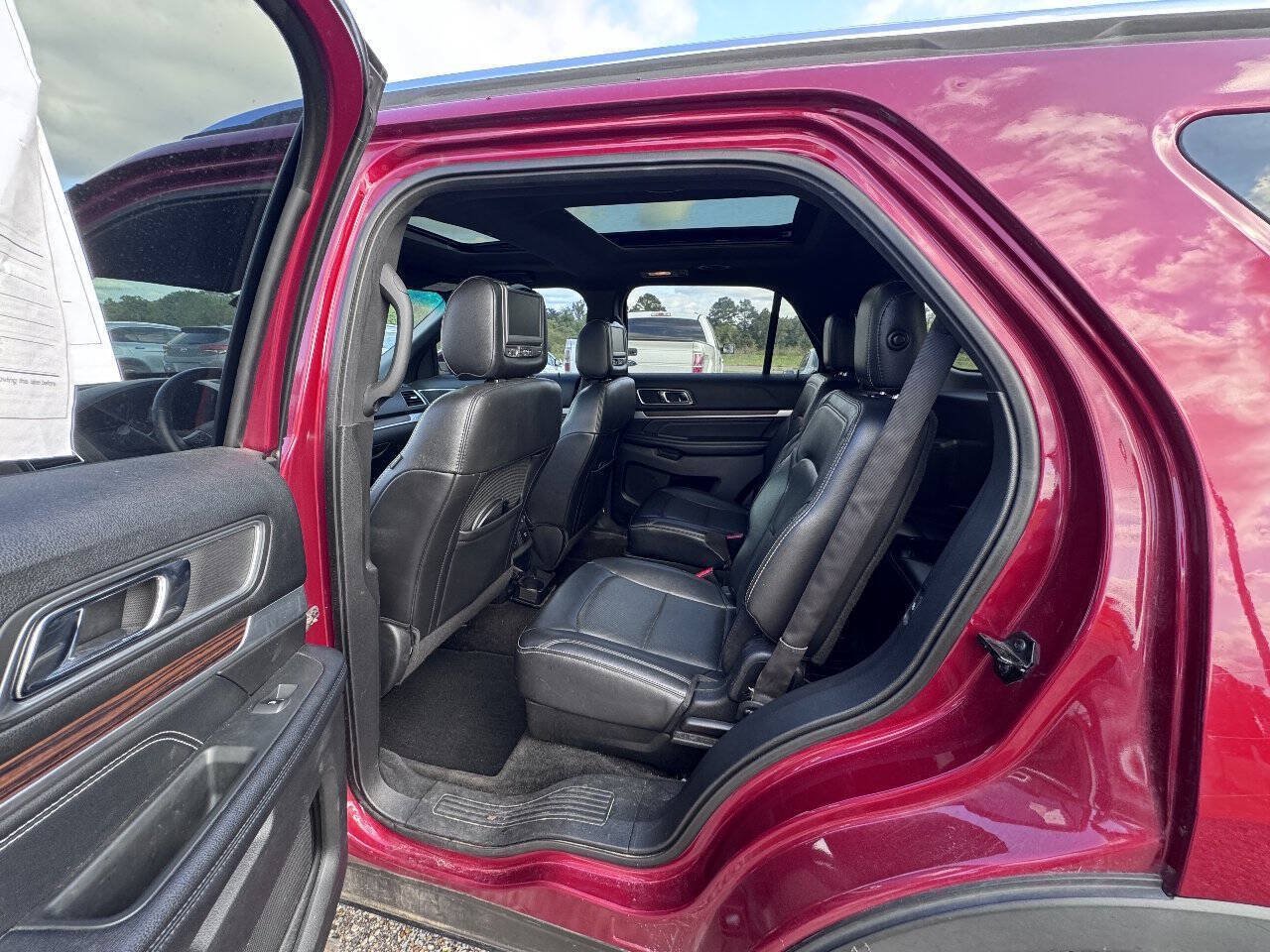 Used 2017 Ford Explorer Limited w/ Equipment Group 301A FWD image 12