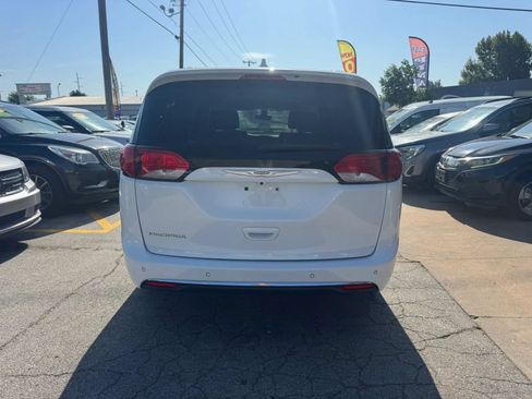 Used 2017 Chrysler Pacifica Touring-L FWD image 26