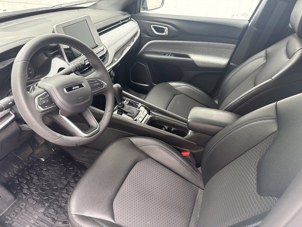 Used 2025 Jeep Compass Latitude AWD/4WD image 3