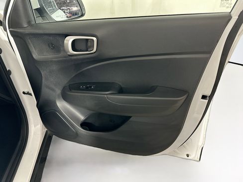 Used 2025 Hyundai Venue SEL image 32