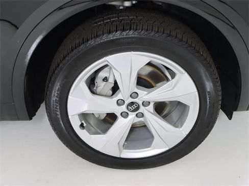 Certified 2025 Audi Q5 2.0T Premium Plus w/ Premium Plus Package image 9