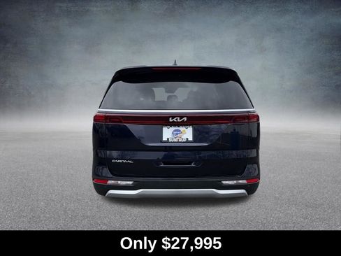 Used 2024 Kia Carnival LX image 4