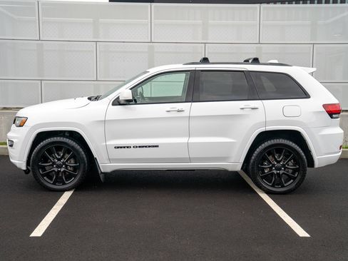 Used 2018 Jeep Grand Cherokee Altitude image 2