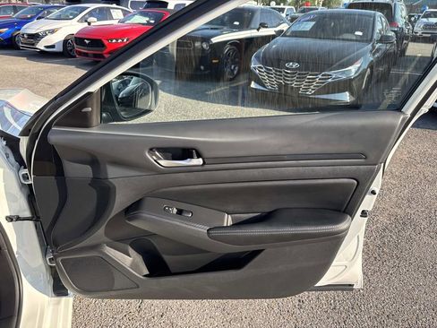 Used 2025 Nissan Altima 2.5 SV image 14