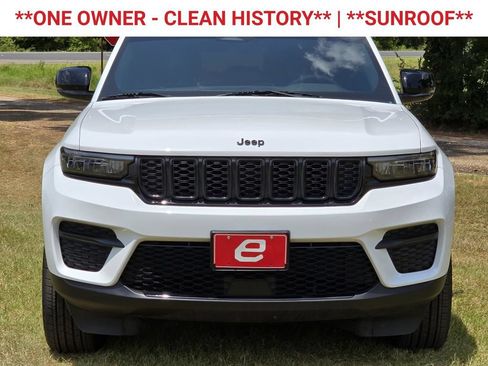 Used 2025 Jeep Grand Cherokee Altitude AWD/4WD image 2