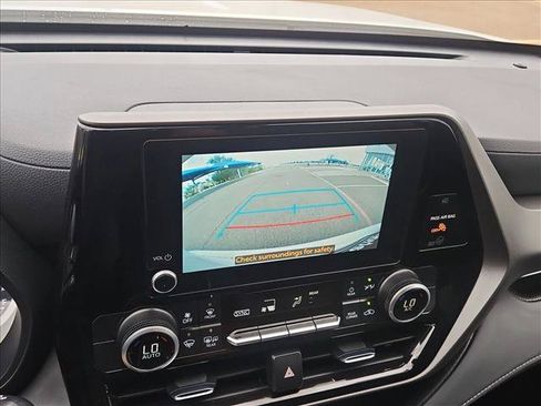 Used 2025 Toyota Highlander LE FWD image 13