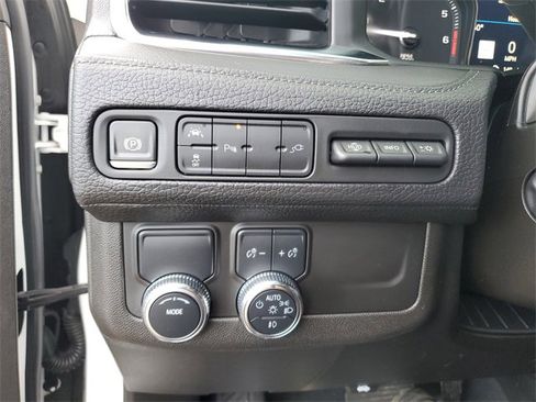 Used 2021 GMC Yukon XL Denali w/ Denali Premium Package image 29