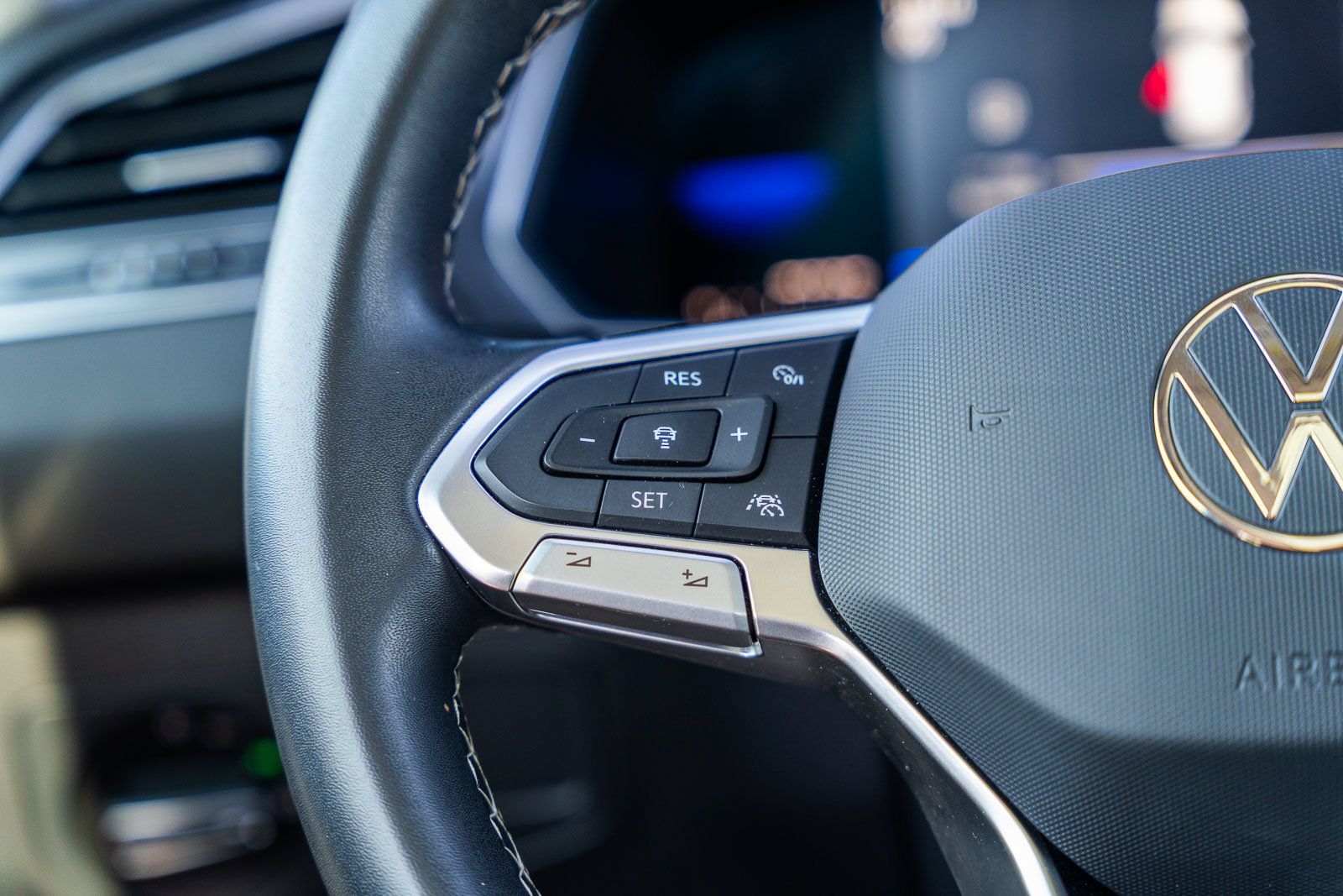 Used 2023 Volkswagen Tiguan SE w/ Panoramic Sunroof Package FWD image 28