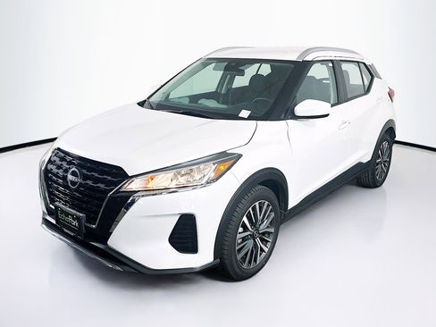 Used 2024 Nissan Kicks SV image 3