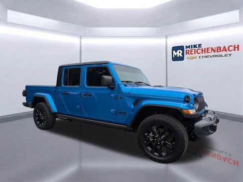 Used 2025 Jeep Gladiator Sport AWD/4WD image 2