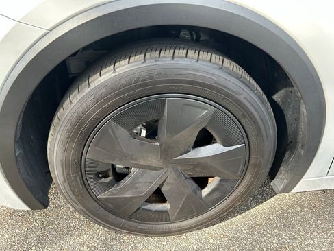 Used 2024 Toyota Prius LE image 9