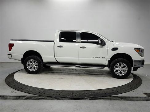 Used 2019 Nissan Titan SV w/ SV Convenience Package image 8