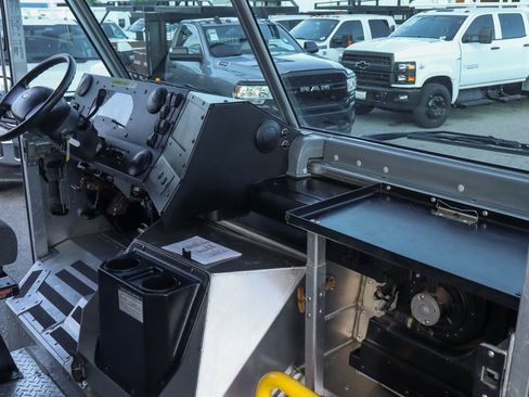 Used 2019 Ford E-450 and Econoline 450 Super Duty image 27