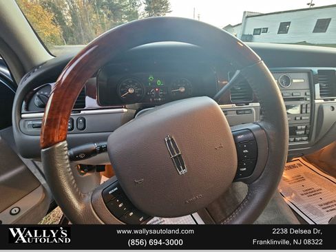 Used 2009 Lincoln Town Car Signature Limited image 25