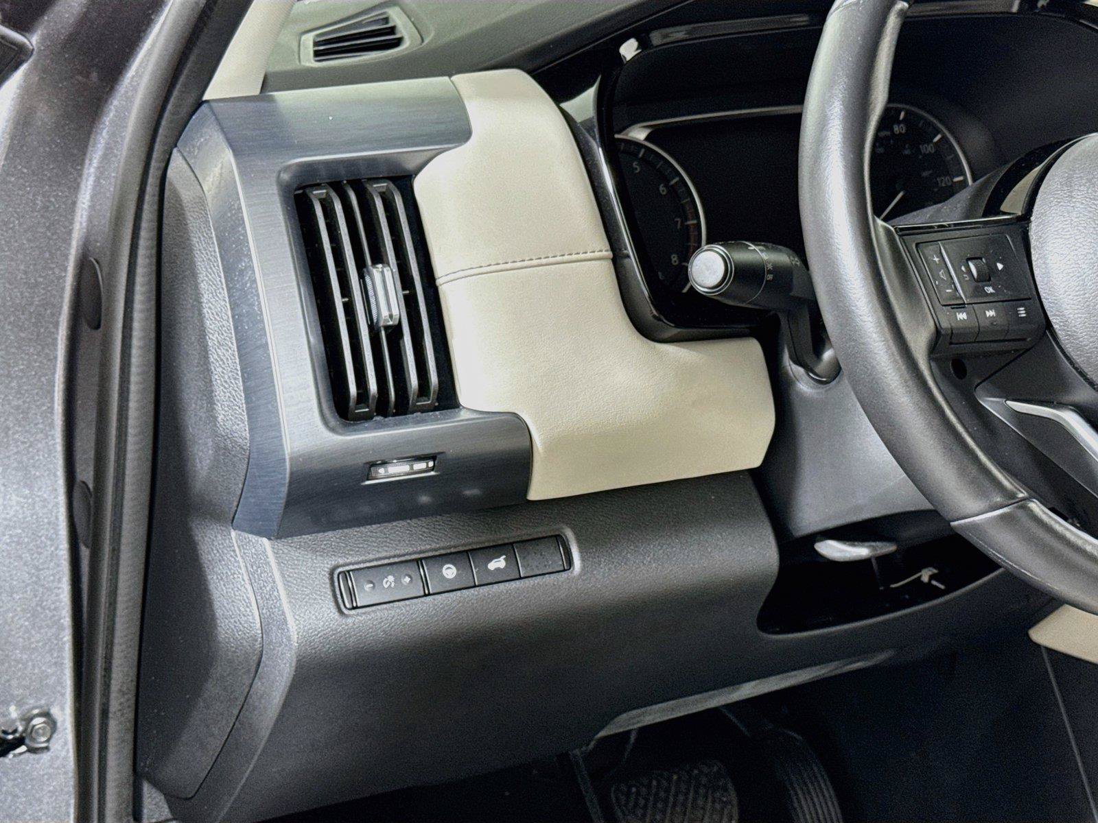 Used 2025 Nissan Pathfinder SL FWD image 8