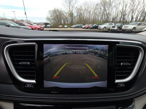 Used 2024 Chrysler Pacifica Touring-L image 22