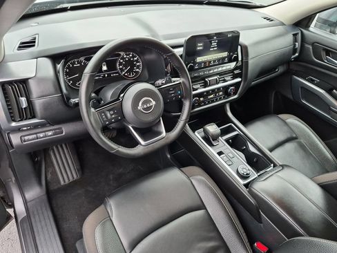 Used 2025 Nissan Pathfinder SL AWD/4WD image 10