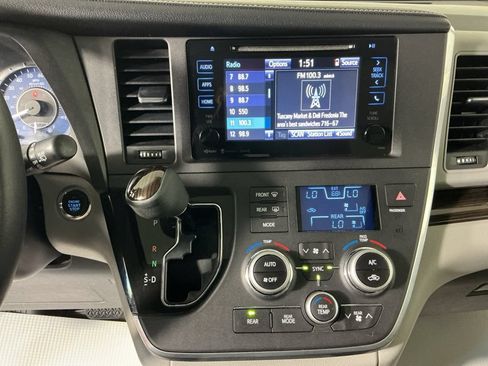 Used 2017 Toyota Sienna XLE AWD/4WD image 28
