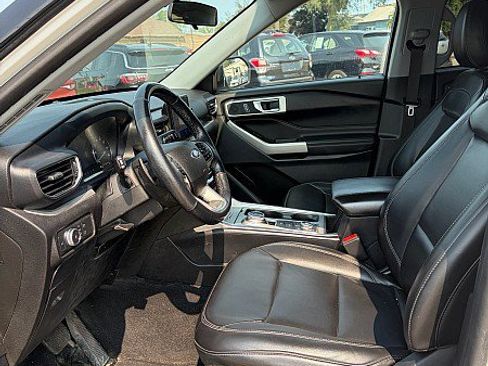 Used 2021 Ford Explorer XLT w/ Equipment Group 202A AWD/4WD image 16