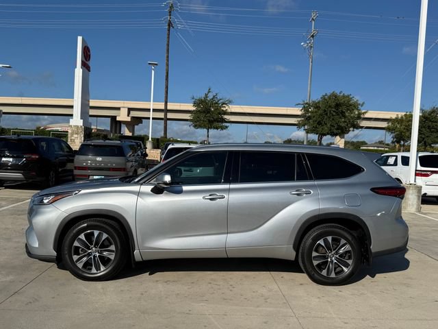 Used 2020 Toyota Highlander XLE AWD/4WD image 10