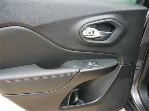 Used 2022 Jeep Cherokee Trailhawk image 15