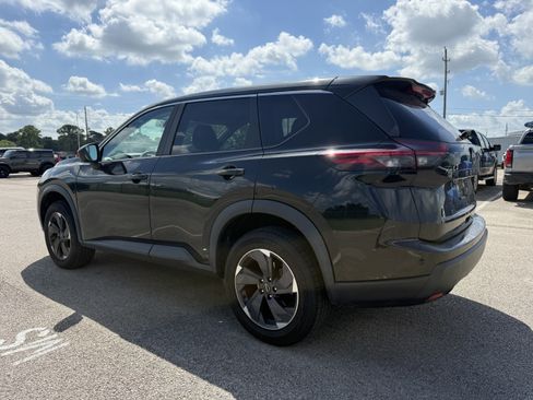 Used 2024 Nissan Rogue SV FWD image 3