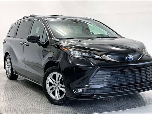Used 2022 Toyota Sienna XLE Woodland Edition AWD/4WD image 11