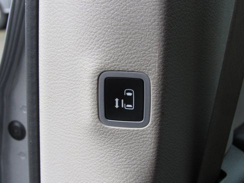 Used 2017 Chrysler Pacifica Touring-L w/ Tire & Wheel Group image 33