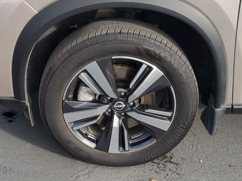 Used 2025 Nissan Rogue SL w/ Tech Package image 13