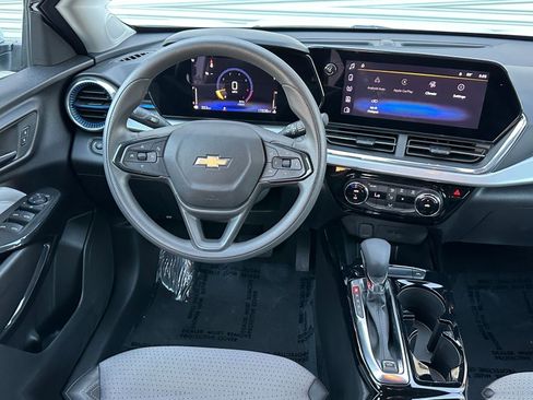Used 2025 Chevrolet Trax LT image 32