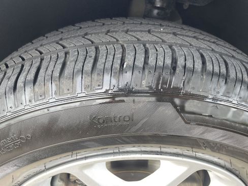 Used 2017 Chrysler Pacifica Touring FWD image 29