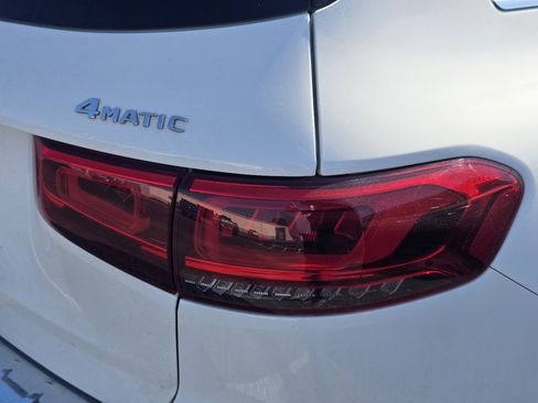 Used 2022 Mercedes-Benz GLB 250 4MATIC image 11