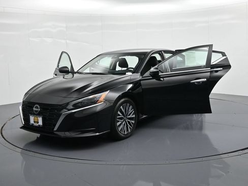 Used 2024 Nissan Altima 2.5 SV FWD image 24