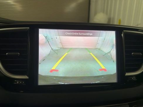 Used 2023 Chrysler Pacifica Touring-L image 30