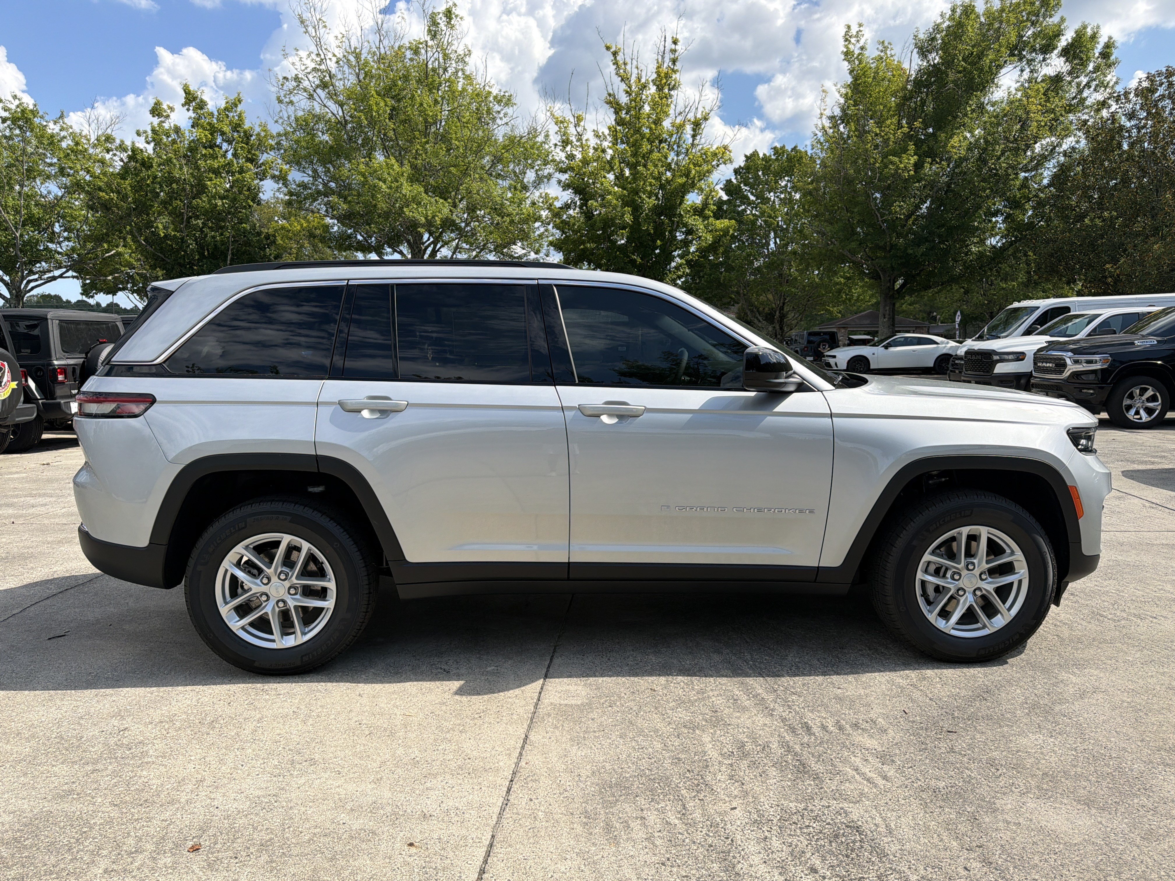 New 2026 Jeep Grand Cherokee Laredo w/ Trailer Tow Package AWD/4WD image 8