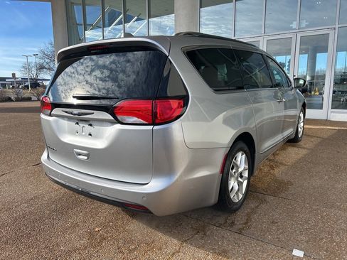 Used 2018 Chrysler Pacifica Touring-L Plus w/ Tire & Wheel Group image 5