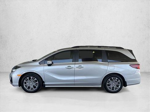 Used 2025 Honda Odyssey Touring image 2