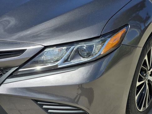 Used 2018 Toyota Camry SE FWD image 5