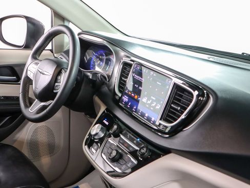 Used 2023 Chrysler Pacifica Touring-L image 26