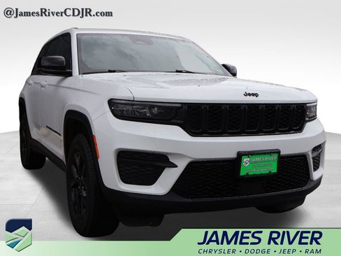 Used 2025 Jeep Grand Cherokee Altitude AWD/4WD image 6