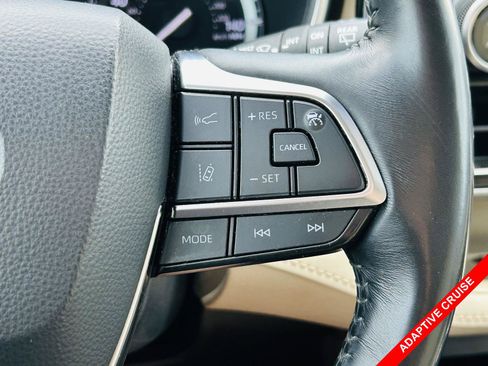 Used 2021 Toyota Highlander XLE FWD image 7