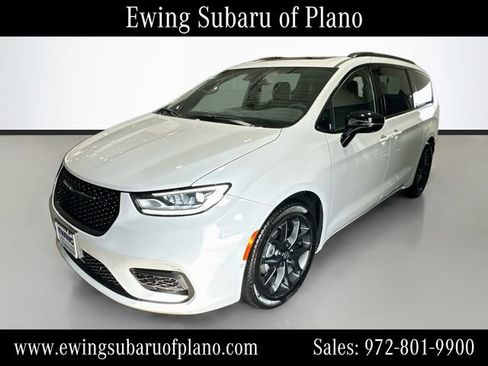 Used 2025 Chrysler Pacifica Limited FWD image 3