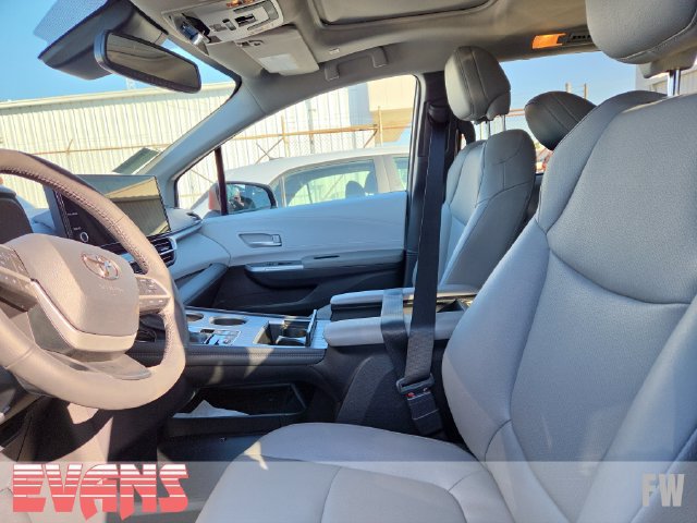 Used 2026 Toyota Sienna XLE FWD image 3