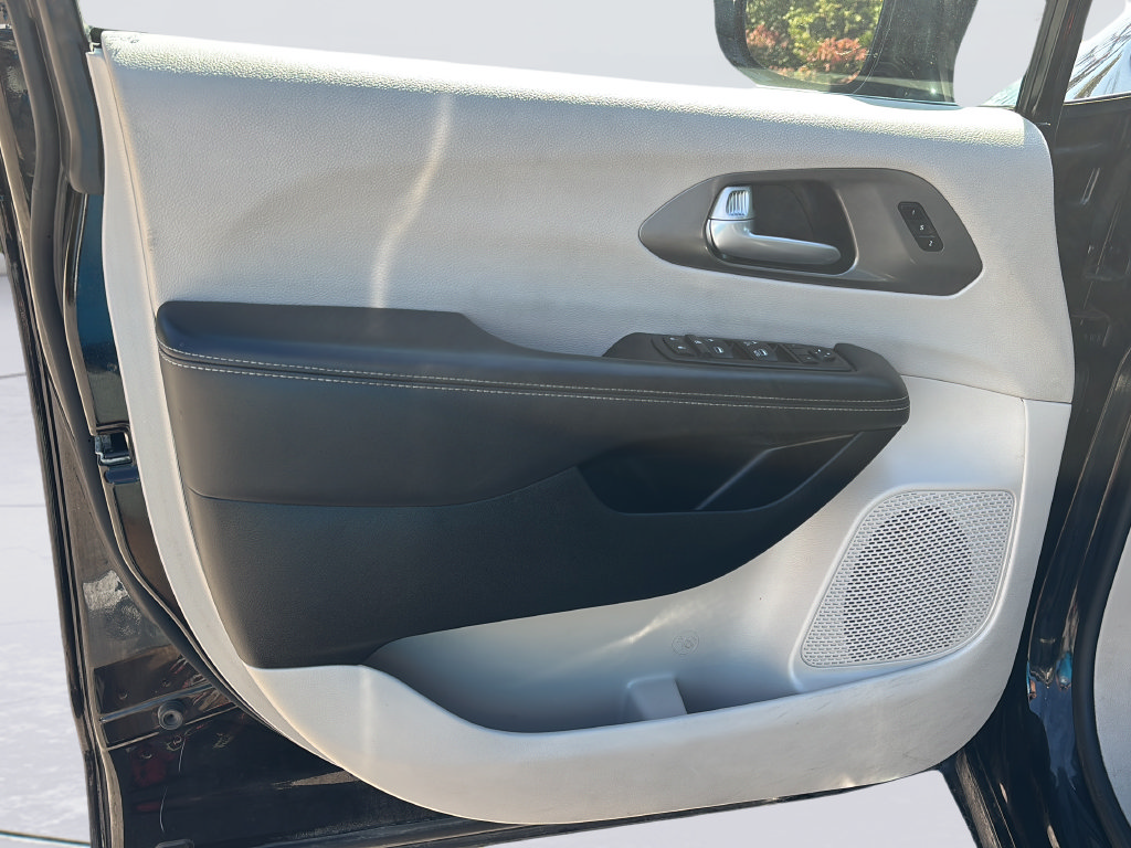 Used 2024 Chrysler Pacifica Touring-L FWD image 18