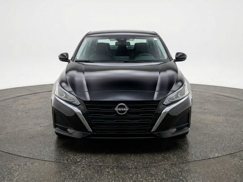Used 2025 Nissan Altima 2.5 SV FWD image 2