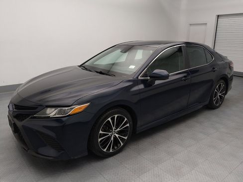 Used 2018 Toyota Camry SE image 2