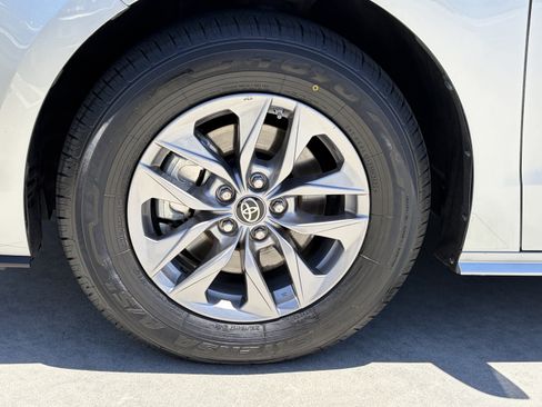 Certified 2024 Toyota Sienna XLE FWD image 8